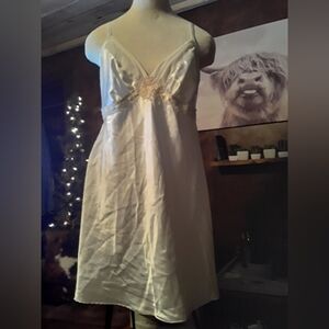 Stunning George Large 12-14 White Feminine With Creamy Tan Embellishments Sexy